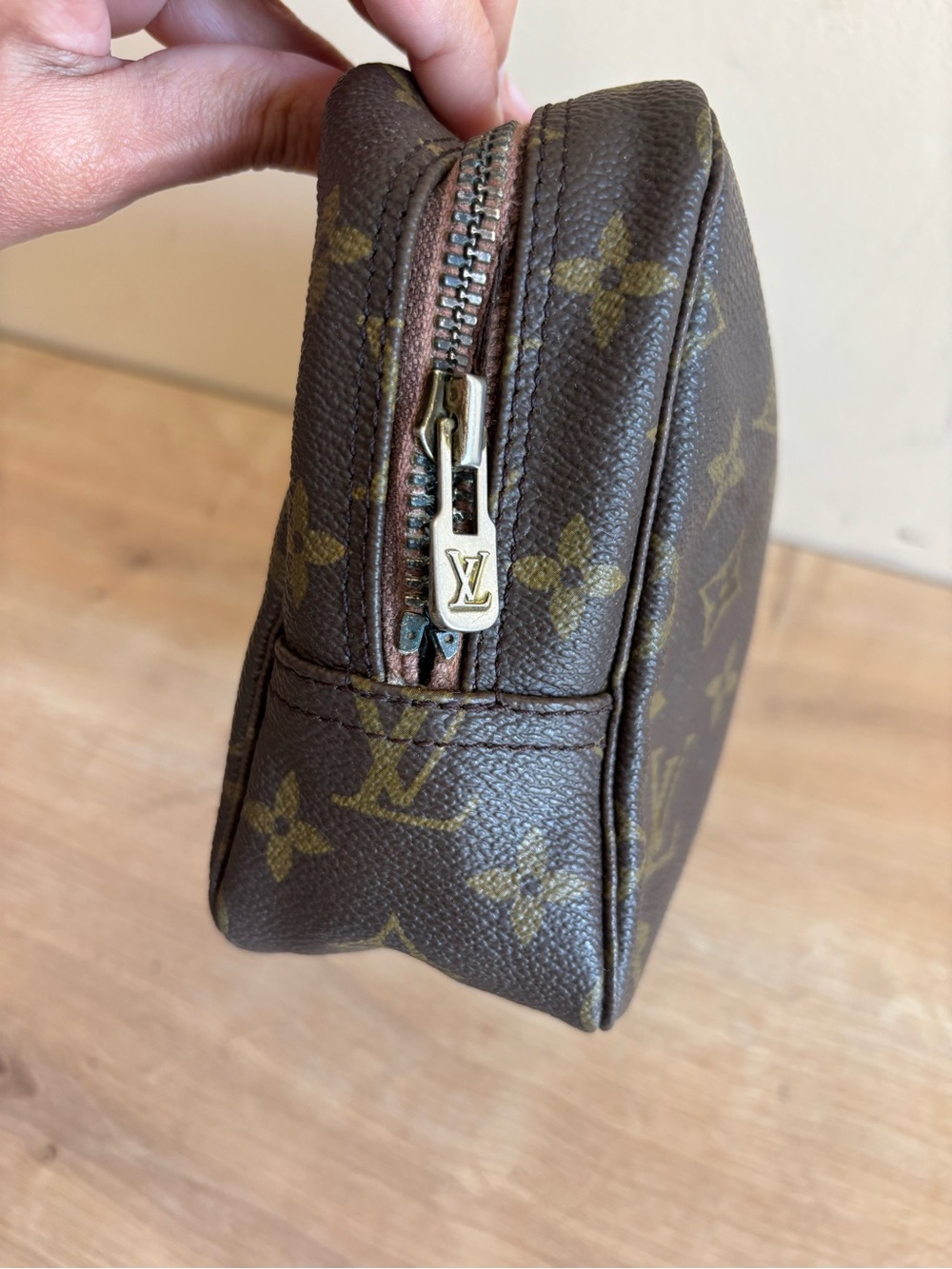 Authentic Louis Vuitton toiletry monogram - Picture 3 of 11